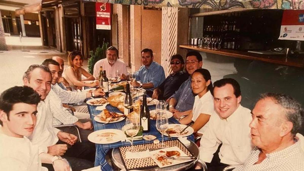 Iván i la Belen Sanz amb el Pep i una colla de restauradors i enòlegs de Valladolid