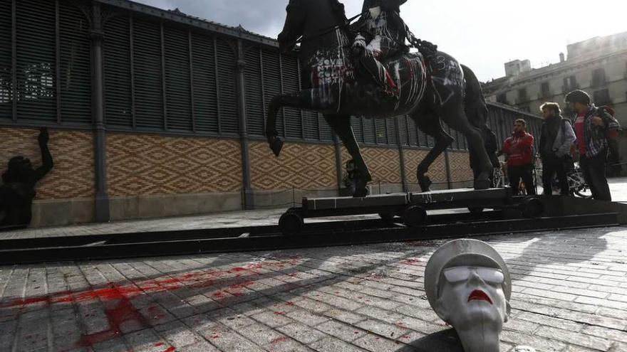 Una cabeza de Franco junto a su estatua ecuestre decapitada