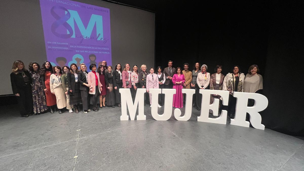 Foto de familia de las galardonadas en Lucena por el 8M.