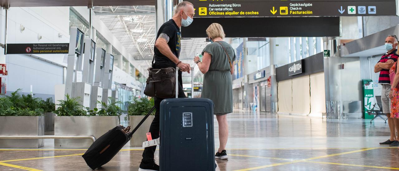 Turistas llegan al aeropuerto de Tenerife Sur.