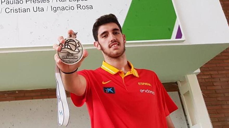 Ignacio Rosa posa con la medalla de plata en su llegada a Málaga.