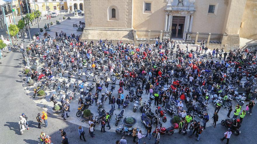 Badajoz conquista al motero que recorre España en moto