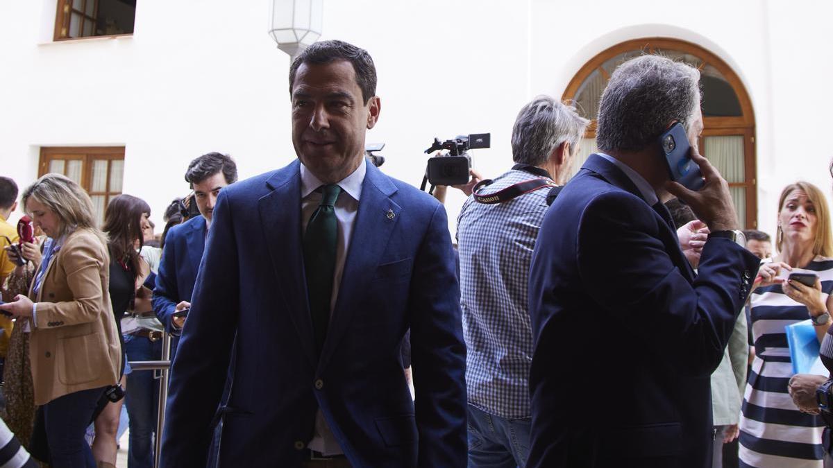 El presidente Juan Manuel Moreno este jueves en el pleno del Parlamento andaluz junto a Elías Bendodo.