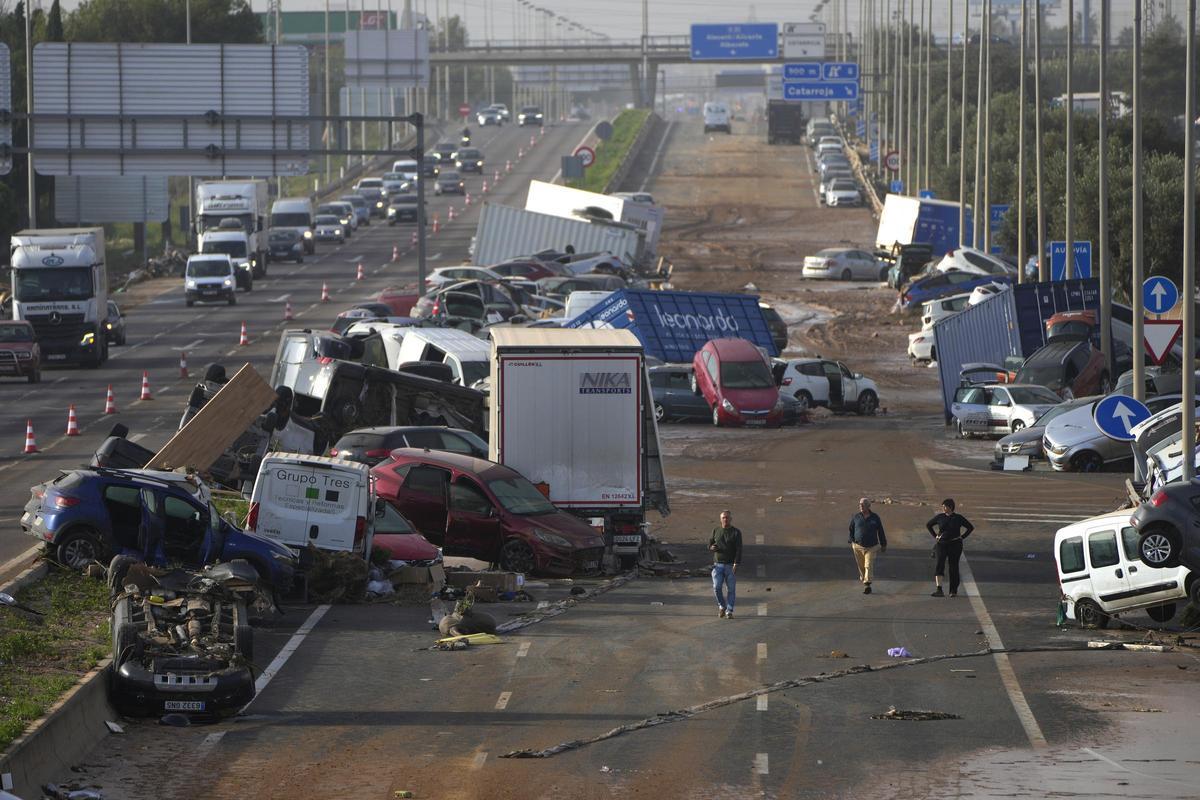 Coches amontonados en una autopista en Valencia, tras el paso de la dana Coches amontonados en una autopista en Valencia, tras el paso de la dana