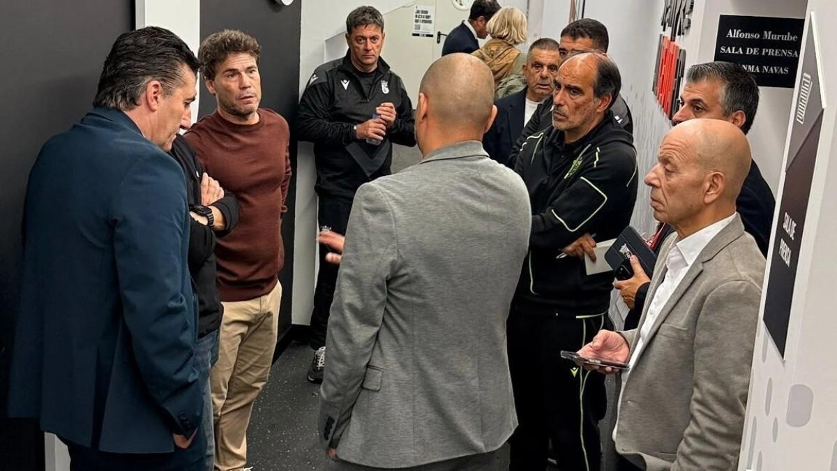 Ceuta y Almería hablan en el descanso tras el fallecimiento de un espectador