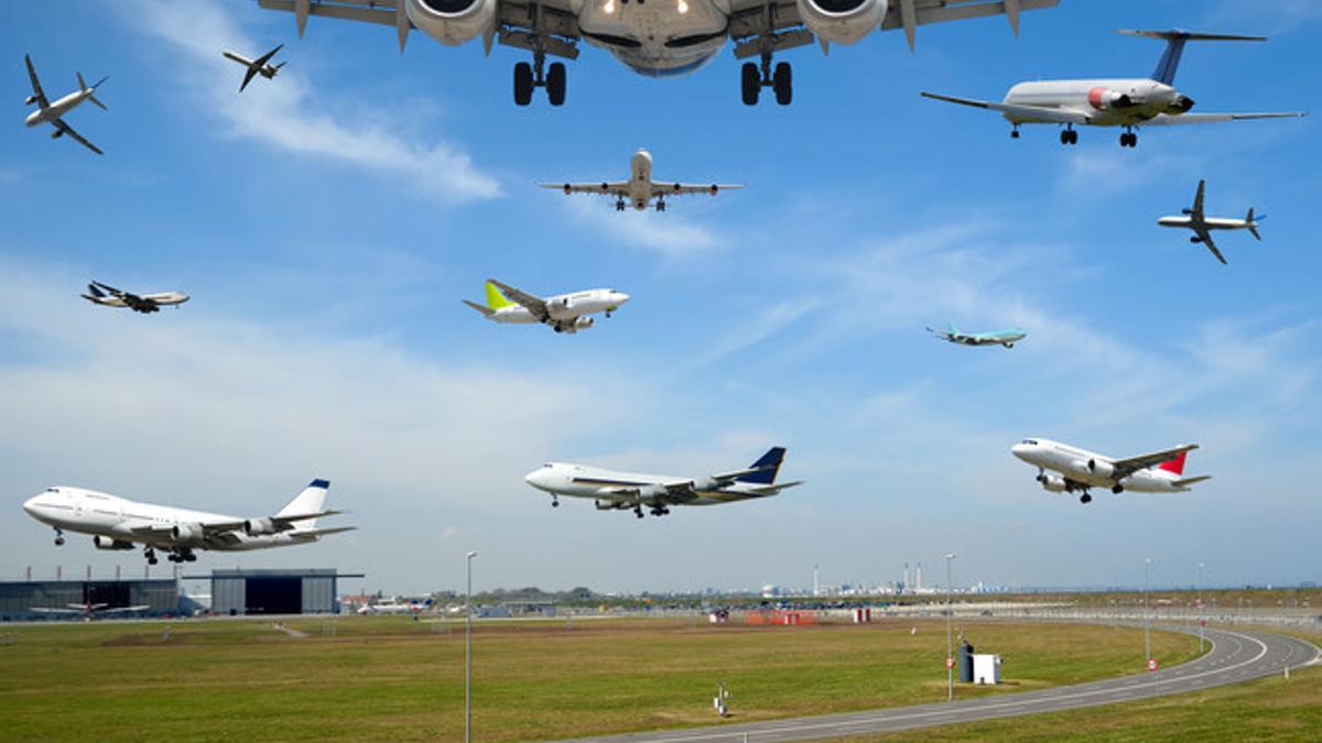 Fotomontaje de numerosos aviones en un aeropuerto.