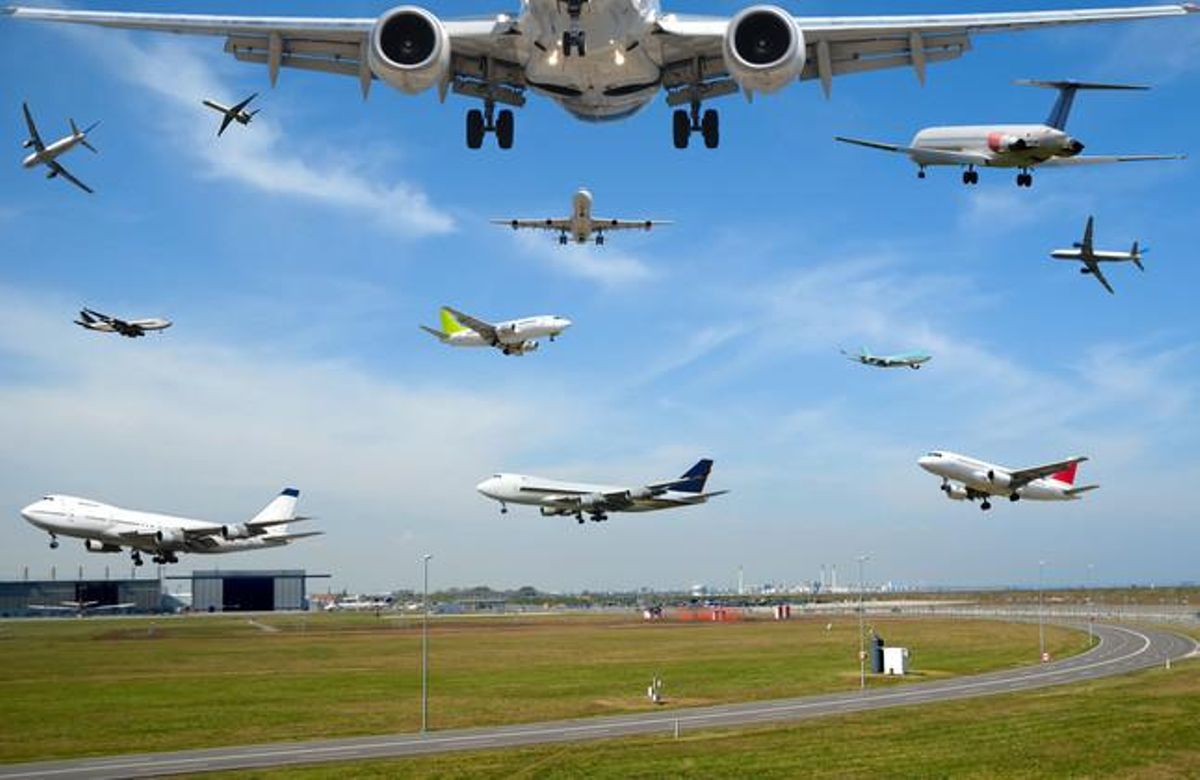 Fotomuntatge de nombrosos avions en un aeroport. Fotomuntatge de nombrosos avions en un aeroport.