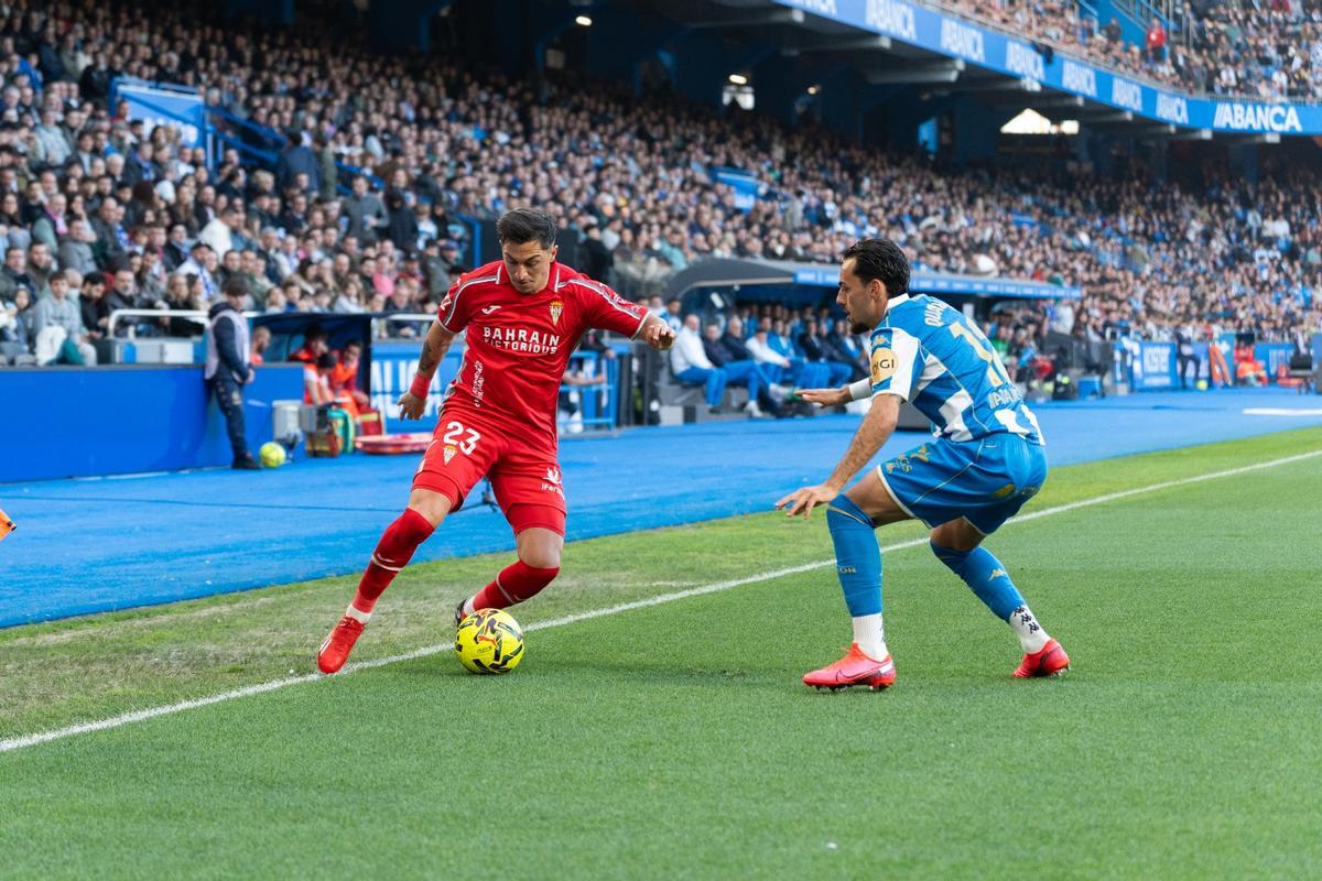 Carracedo intentando un regate en el encuentro entre el Deportivo de La Coruña y el Córdoba CF.