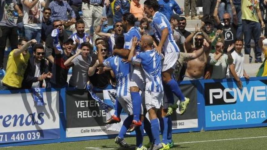 Los jugadores del Atlético Baleares se abrazan en la celebración del segundo gol.