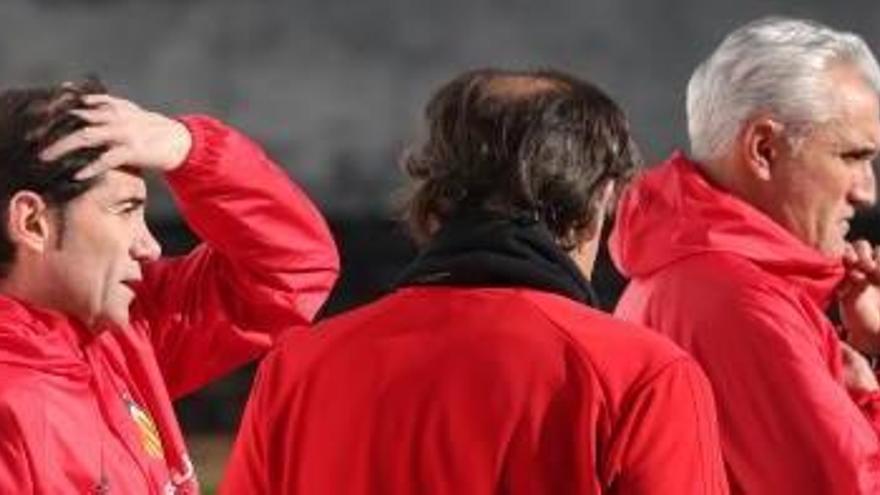 Marcelino, y dos de sus ayudantes, Chema Sanz y Rubé Uría, en un entrenamiento en la ciudad deportiva de Paterna.