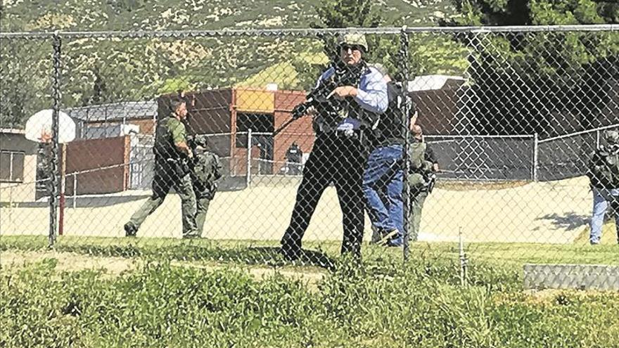 Dos adultos muertos y dos niños heridos en un tiroteo en un colegio