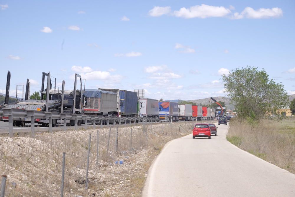 La colisión entre dos camiones corta la autovía a la altura de Villena