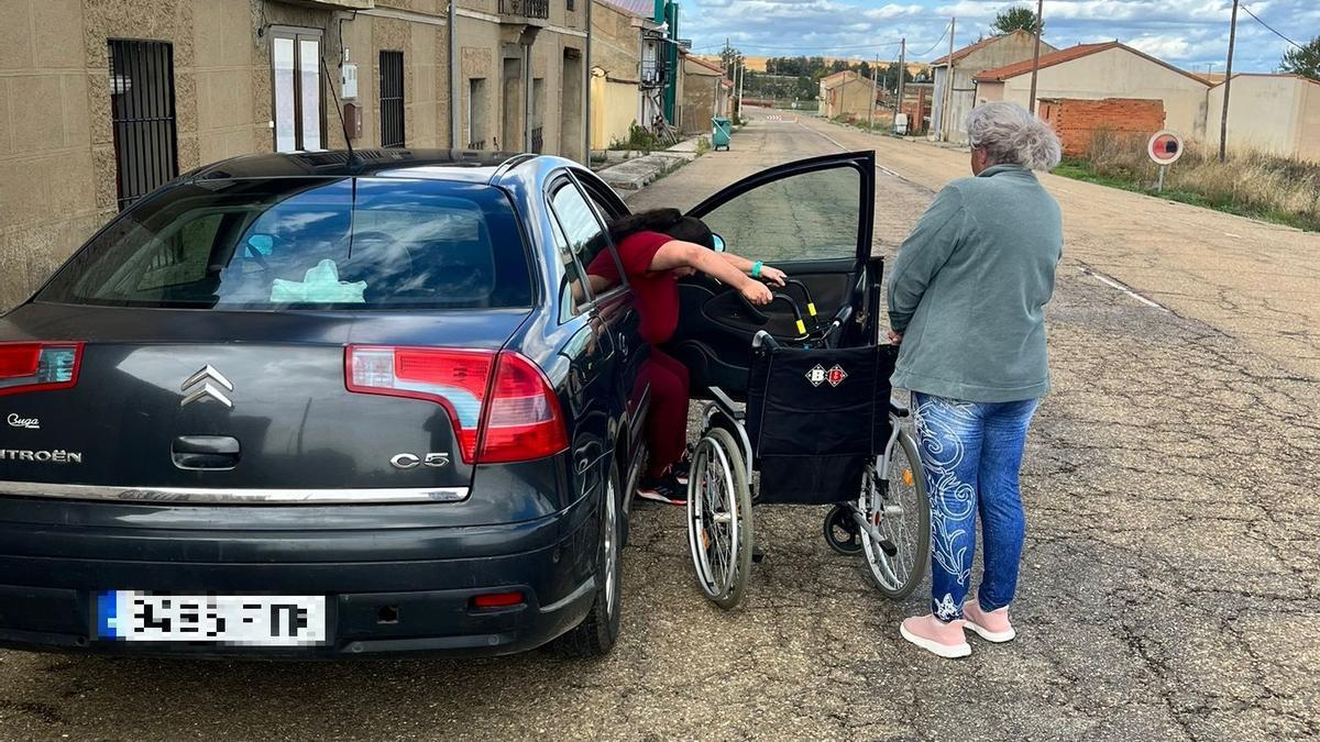 María baja de su vehículo frente a su casa en la N-VI.