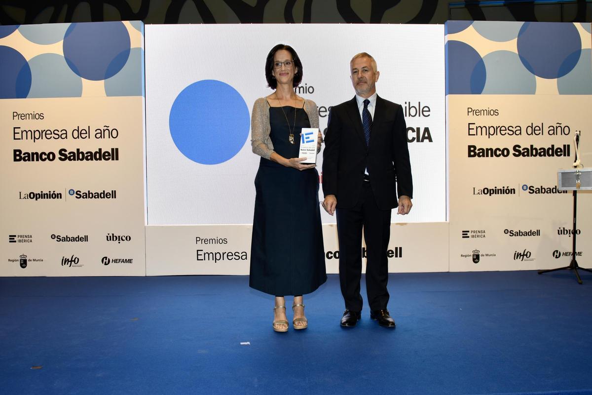 Carlos Fernández, consejero de Hefame, entrega el premio a Inmaculada Serrano.