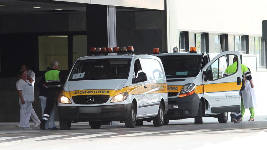 Ambulancias llegando al hospital de Beade con pacientes del área de Psiquiatría. // A. Irago