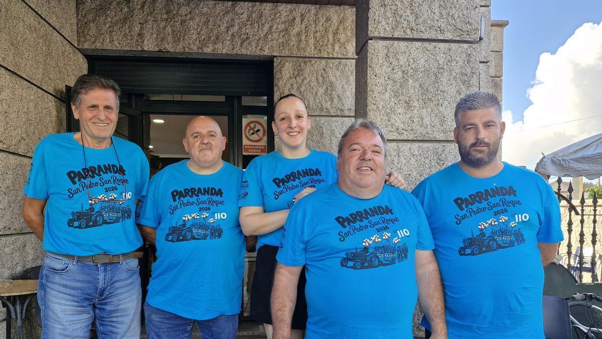 La directiva de la parranda de San Roque con las nuevas camisetas.