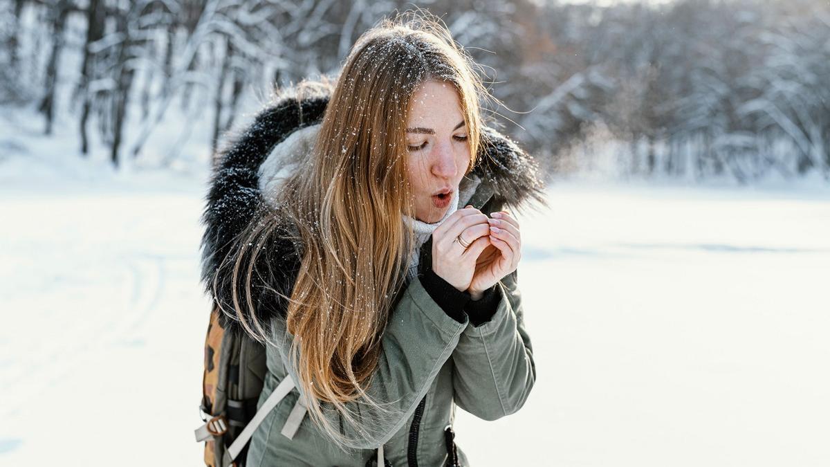 mujer invierno frío