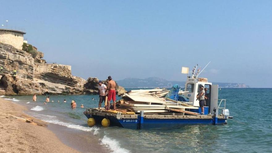 La guingueta de la cala Illa Roja es descarrega per mar i es torna a muntar