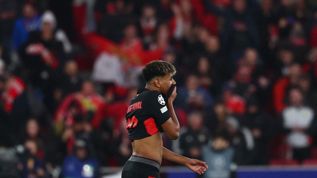 Lamine Yamal, abatido, tras uno de los tres goles que recibió el Barça del Benfica en la primera parte del Estadio Da Luz de Lisboa.