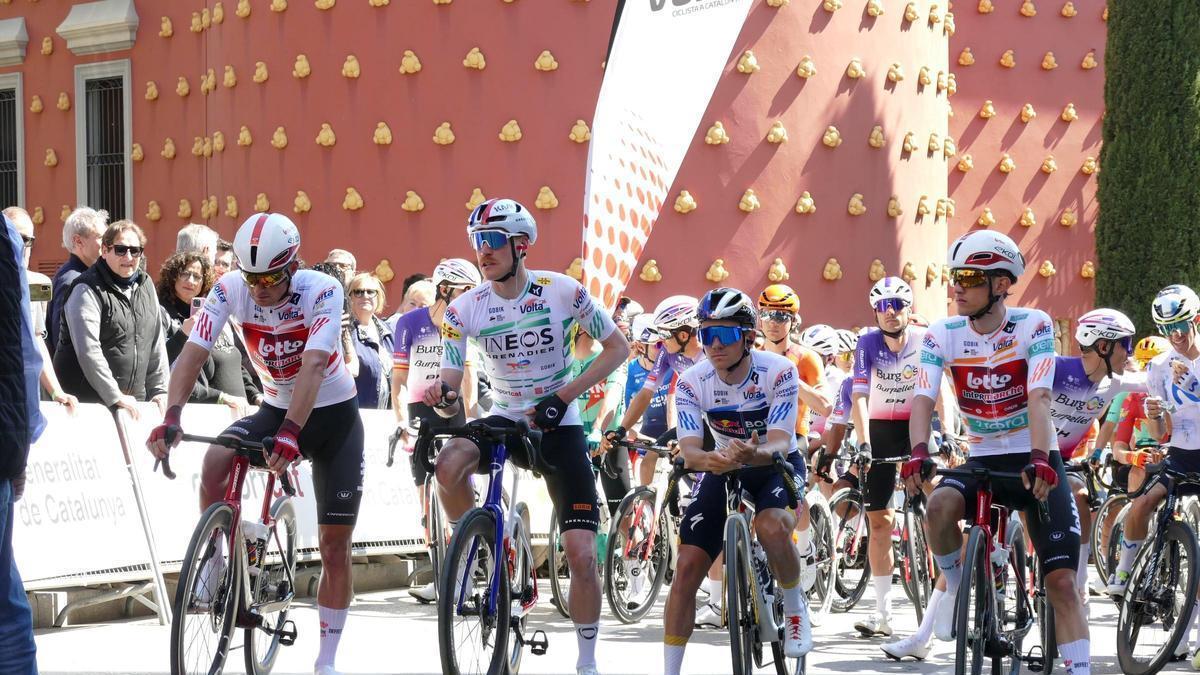 La sortida d'etapa de la Volta Ciclista a Catalunya a Figueres