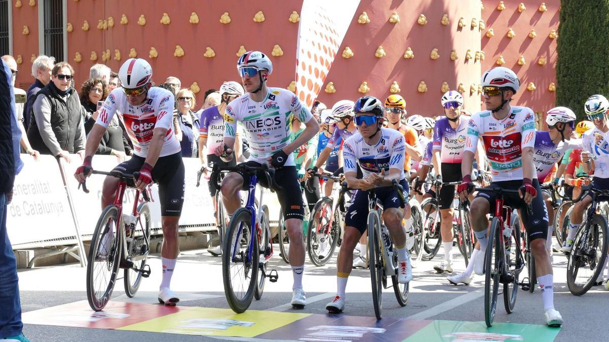 VÍDEO | La sortida d'etapa de la Volta Ciclista a Catalunya a Figueres