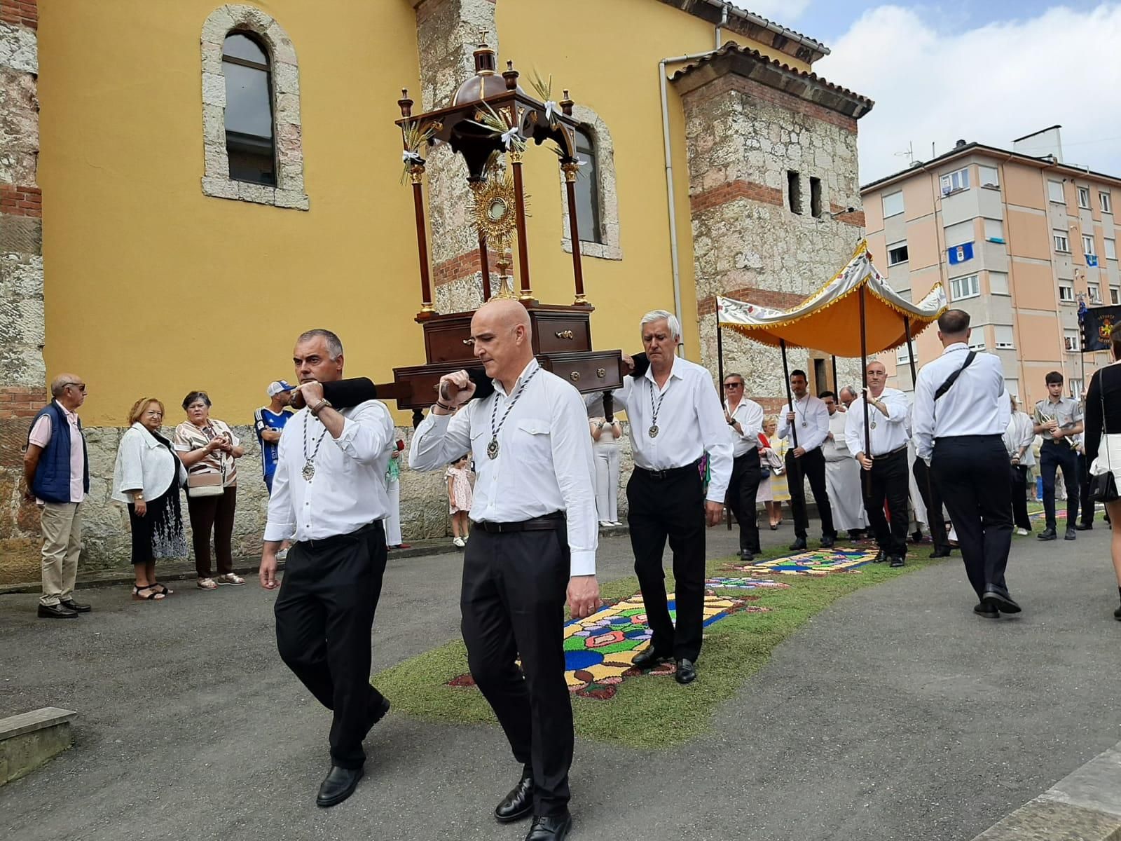 Cientos de personas festejan el Corpus en Lugones: la procesión y las alfombras, en imágenes