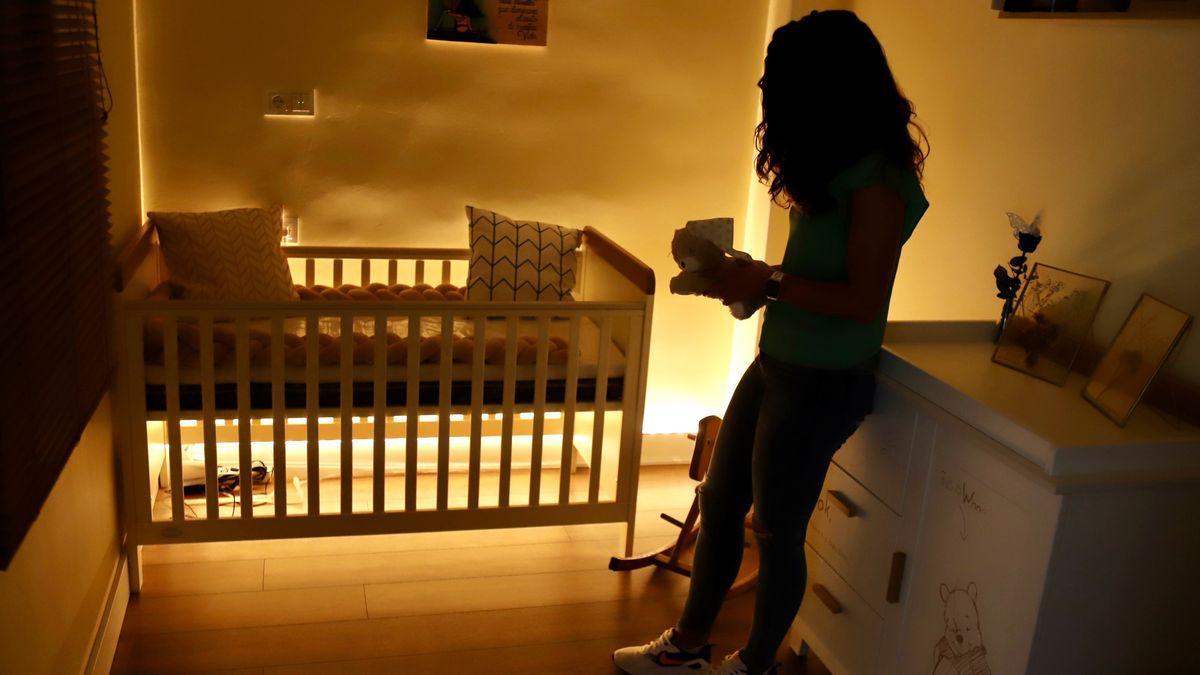 Nuria, fotografiada junto a la cuna preparada para Mateo y algunos de los juguetes que esperaban al pequeño.