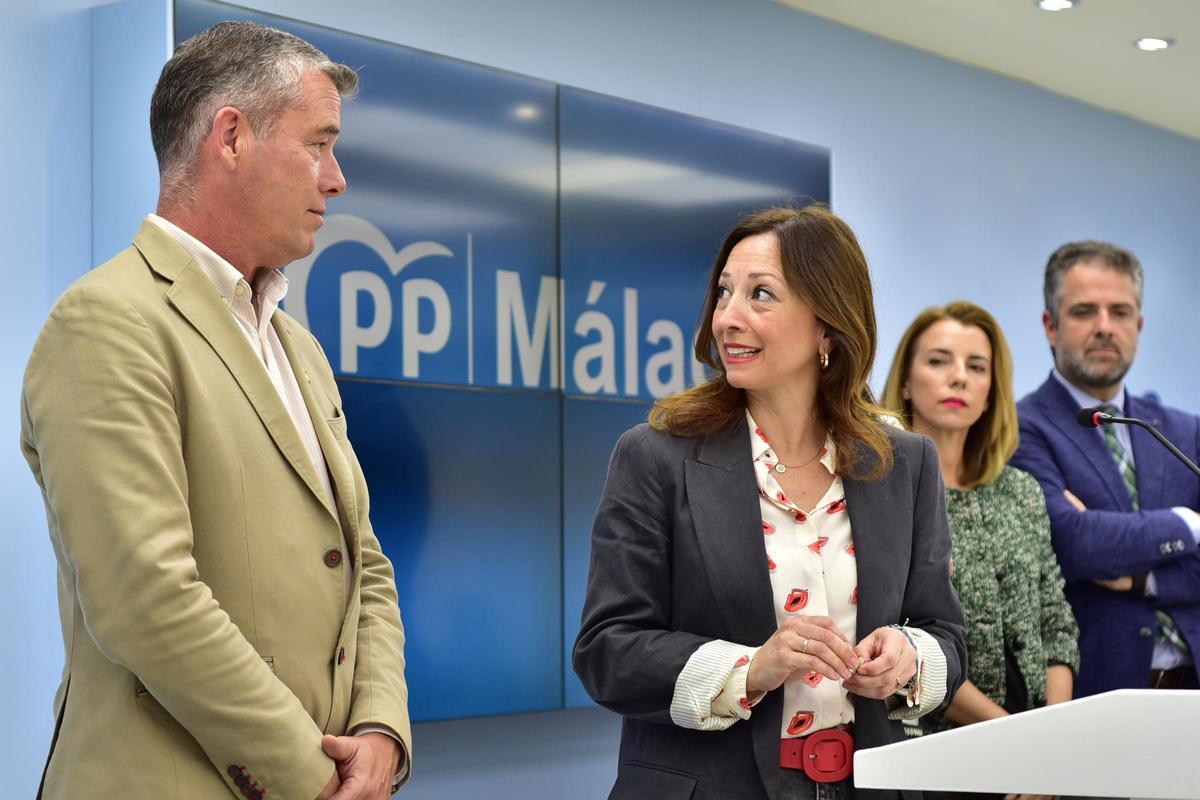 La presidenta del PP de Málaga, Patricia Navarro, presenta la campaña junto al concejal de Benahavís Scott Marshall.