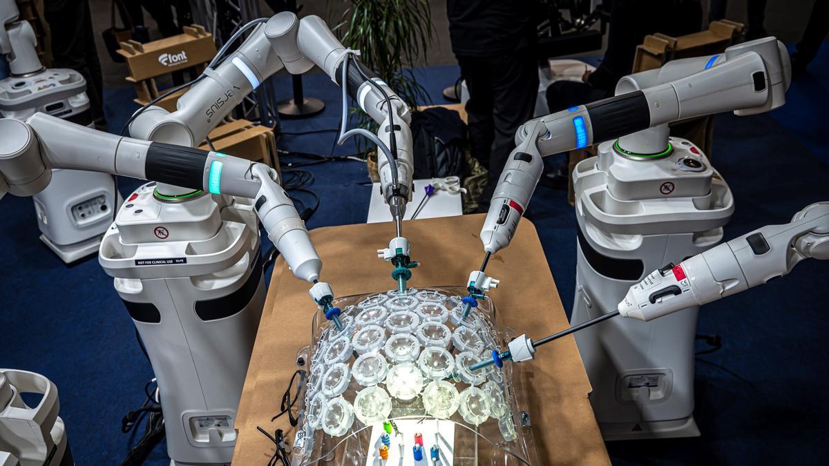 El robot cirugía Versius, en el Mobile World Congress