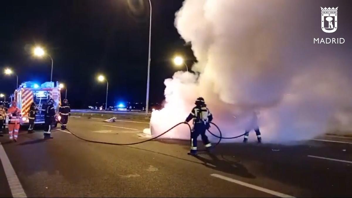Un kamikaze en la M45 choca contra un VTC y comienza a arder