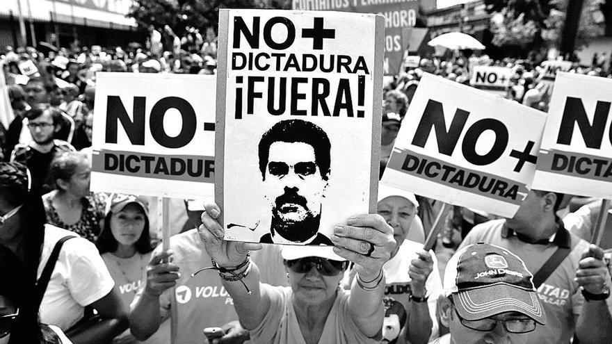 Manifestantes en contra del régimen de Maduro, ayer.  // Reuters