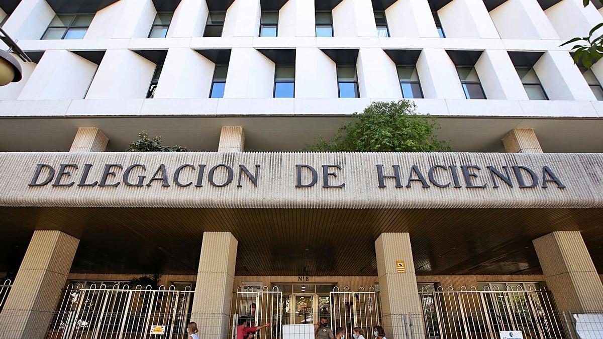 Entrada a la Delegación de Hacienda en el bulevar del Gran Capitán.