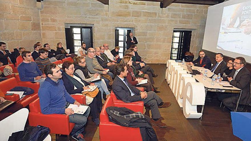 Asistentes a la sesión de ayer en la Casa das Campás. // G. Santos