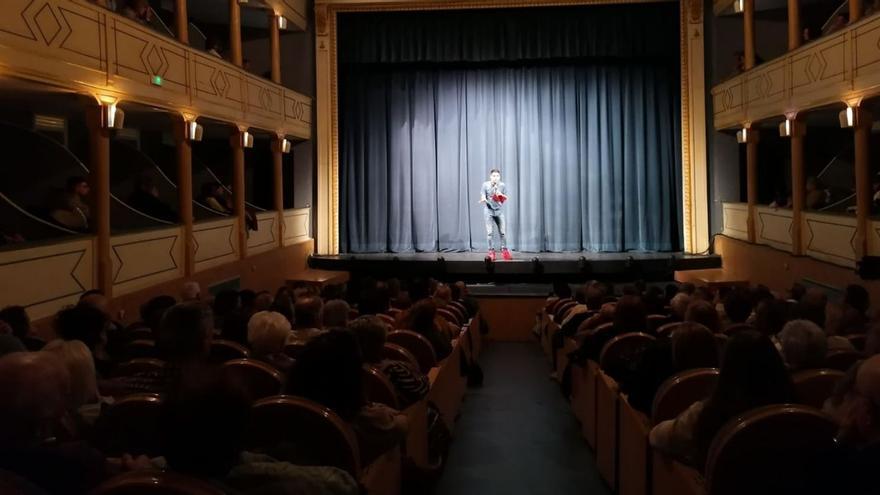 El público disfruta de uno delos últimos espectáculos culturales celebrados en el Teatro Latorre. | M. J. C.
