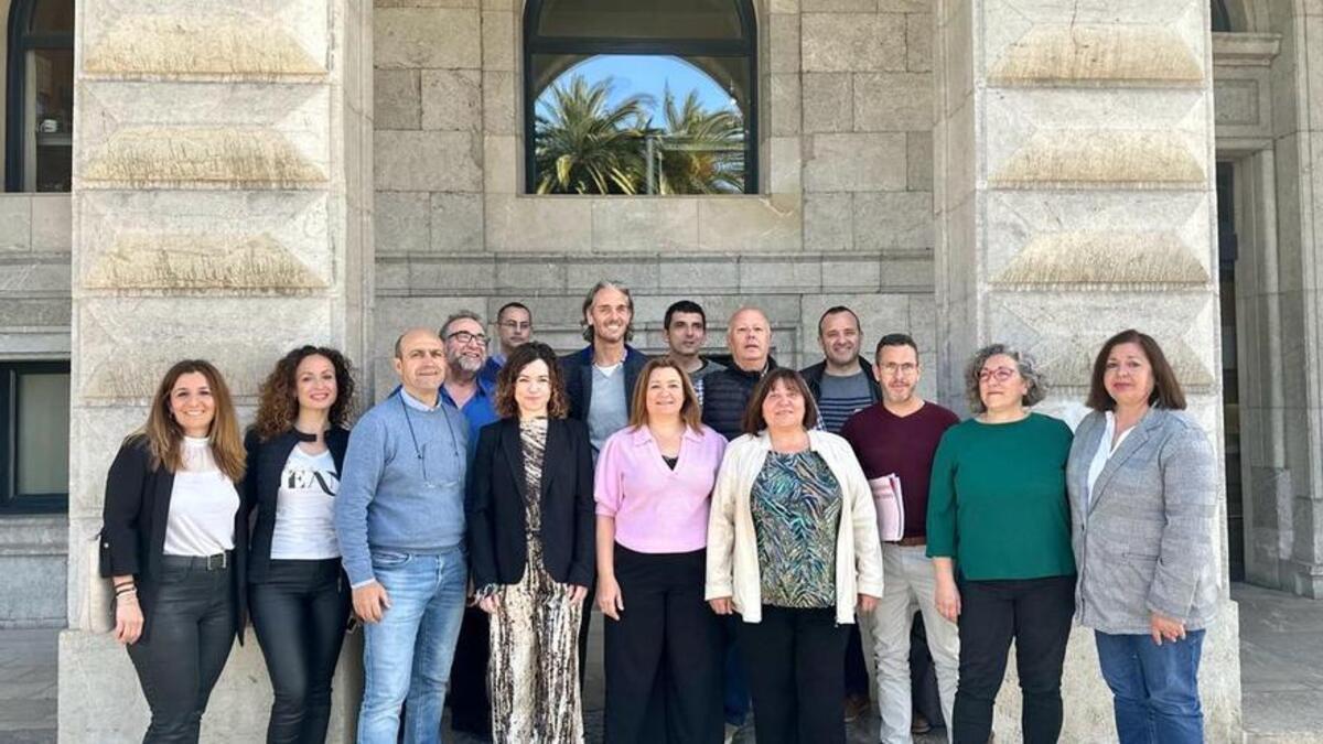 Las conselleras Rosario Sánchez y Mercedes Garrido junto a los representantes sindicales.