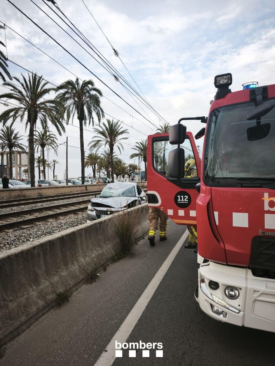Les fotos de la caiguda d'un cotxe a les vies de l'R1