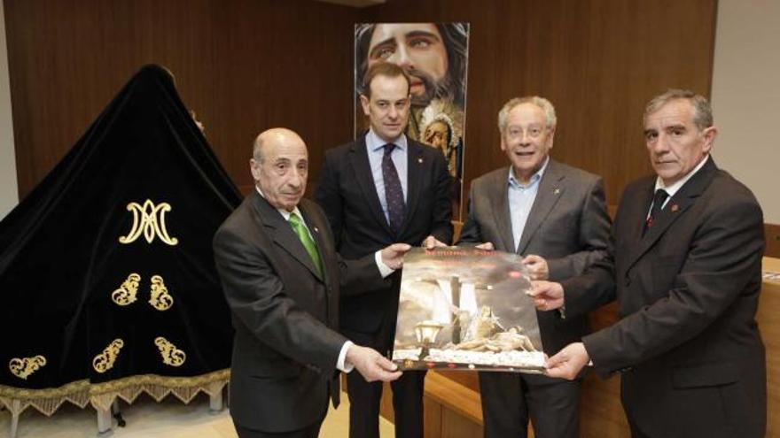 Llorens, Alvargonzález, Gómez Cuesta y Pedro Luis Fernández, con el nuevo manto de la Piedad detrás.