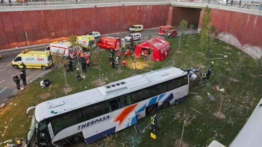 38 trabajadores resultan heridos tras caer su autobús por un desnivel de seis metros