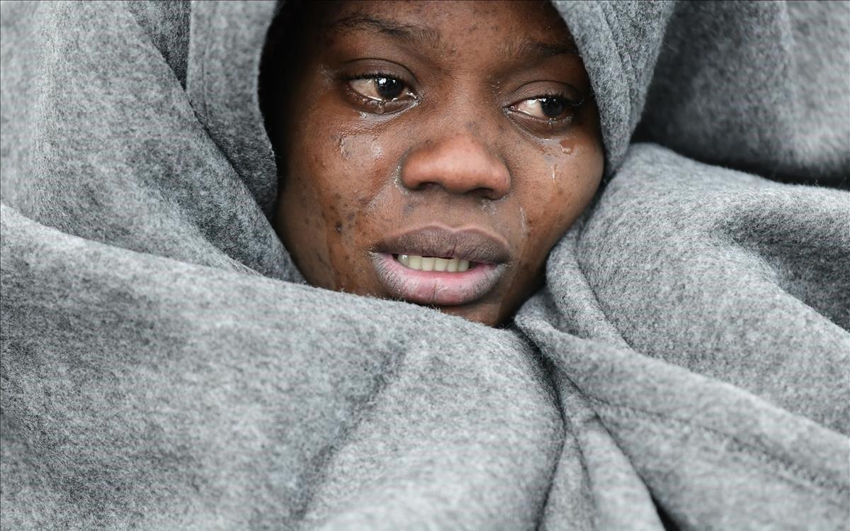 zentauroepp52664675 a migrant cries as she tries to warm herself as she and othe200309194602