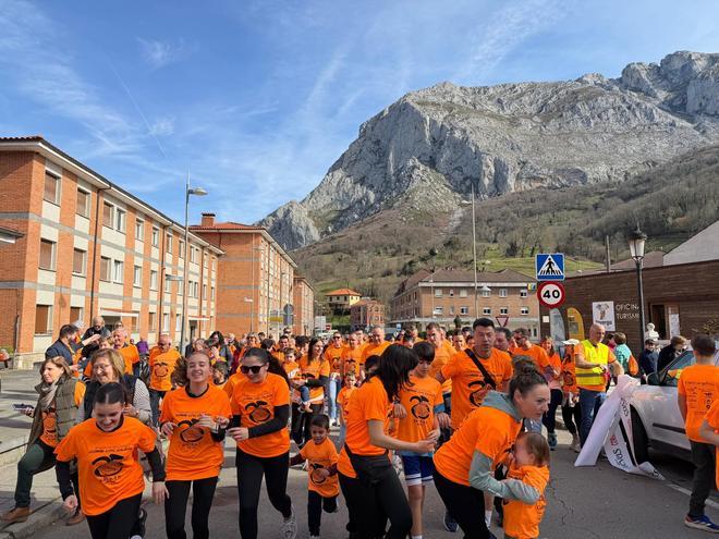La marea naranja de la Carrera Galbán invade los Valles del Trubia, en imágenes