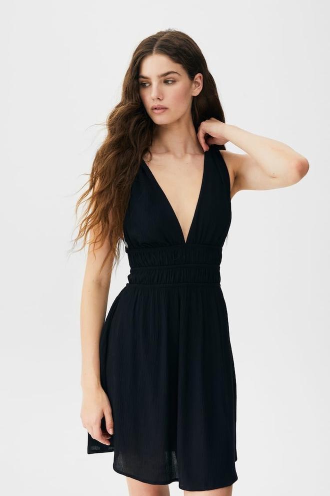 Vestido negro de escote cruzado de Pull &amp; Bear