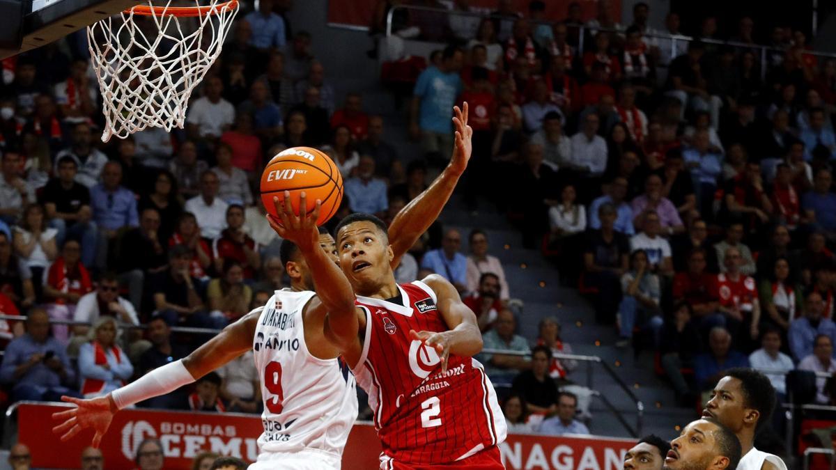 Trae Bell-Haynes, en una de sus clásicas e imparables penetraciones en el duelo frente al Baskonia.