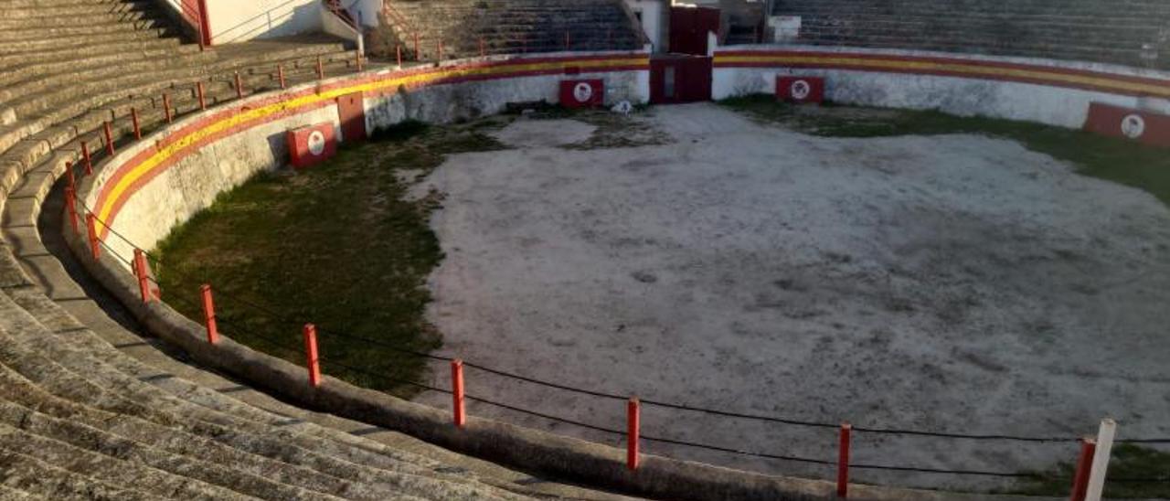 Vista general de la plaza de toros de Alcúdia y una imagen del estado de abandono que presenta el recinto.