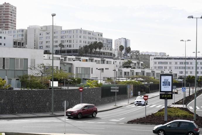 25-12-19 LAS PALMAS DE GRAN CANARI. LA MINILLA. LAS PALMAS DE GRAN CANARIA. Foto de un edificio de dúples en la Avenida de Ansite, número 11, que tienen exceso de altura, con respecto al plan general.  Fotos: Juan Castro.  | 25/12/2019 | Fotógrafo: Juan Carlos Castro