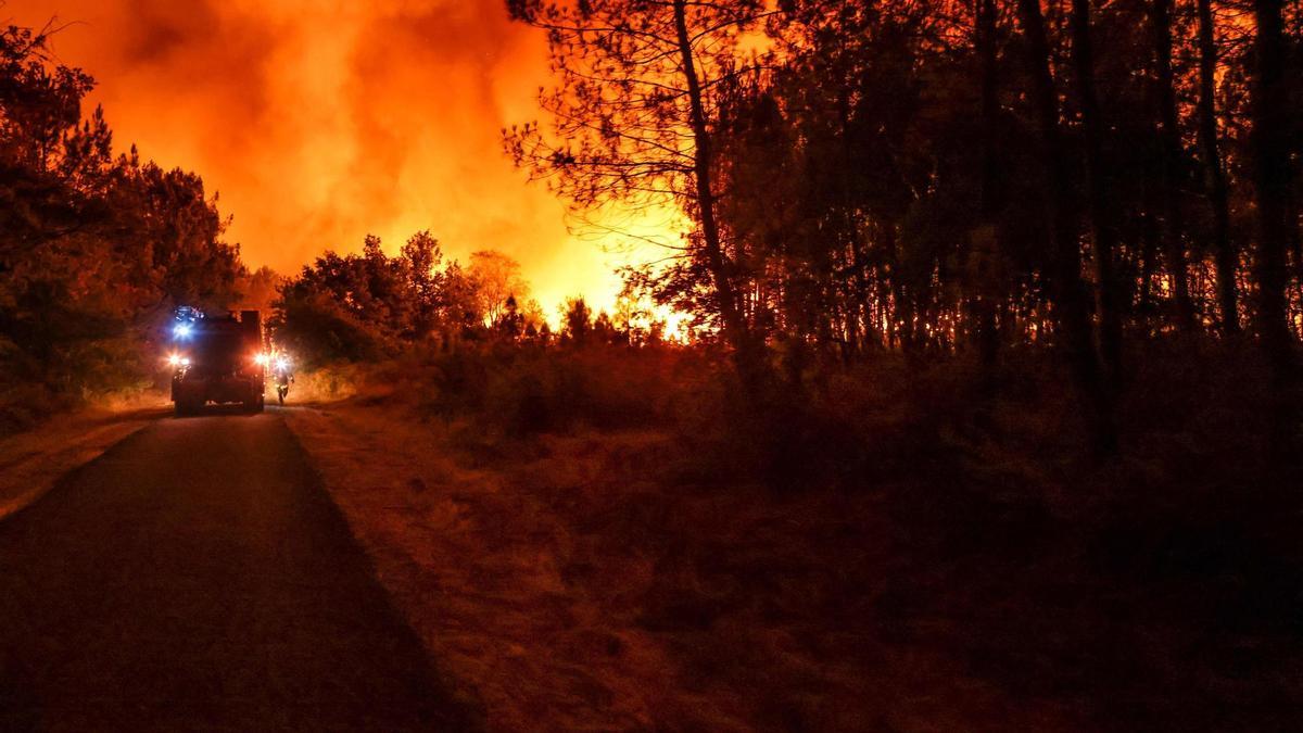 Bomberos combatiendo un incendio forestal en Belin-Beliet, Francia.