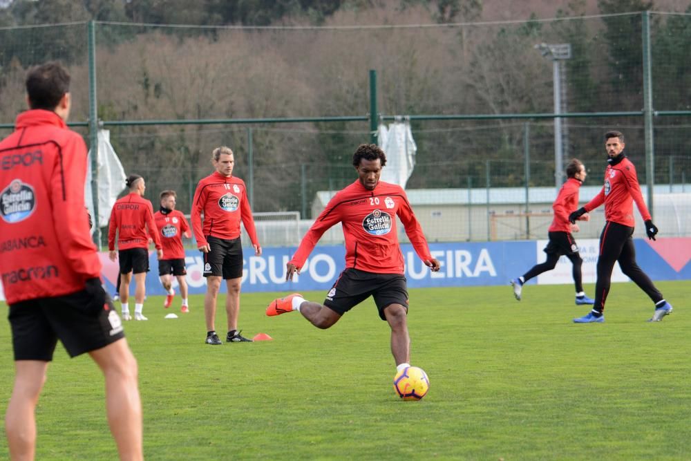 El preparador deportivista, Natxo González, ha facilitado la convocatoria del equipo coruñés tras el entrenamiento de esta mañana.