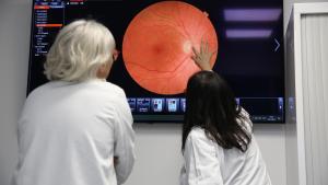 El ojo de un paciente de Can Ruti afectado por un ictus de retina.