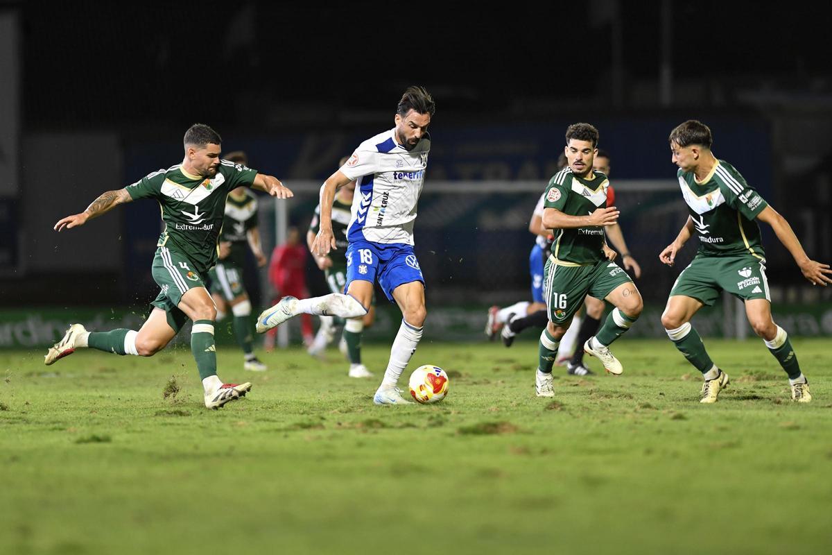 Guti, con el dorsal 16, en el partido Cacereño-Tenerife de la temporada 25/26.
