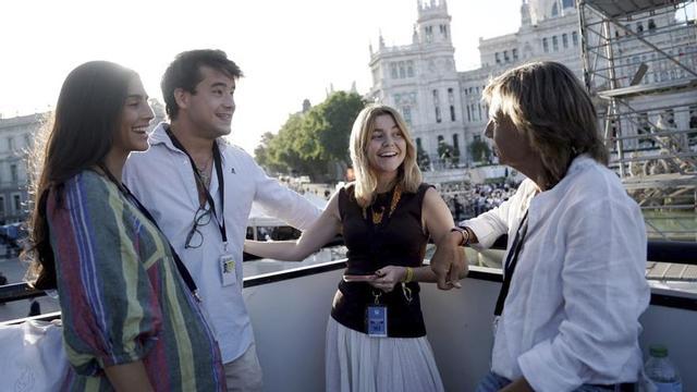 La grada dels ‘influencers’ a la plaça de Cibeles, on es va celebrar la missa. | JOSÉ LUIS ROCA.