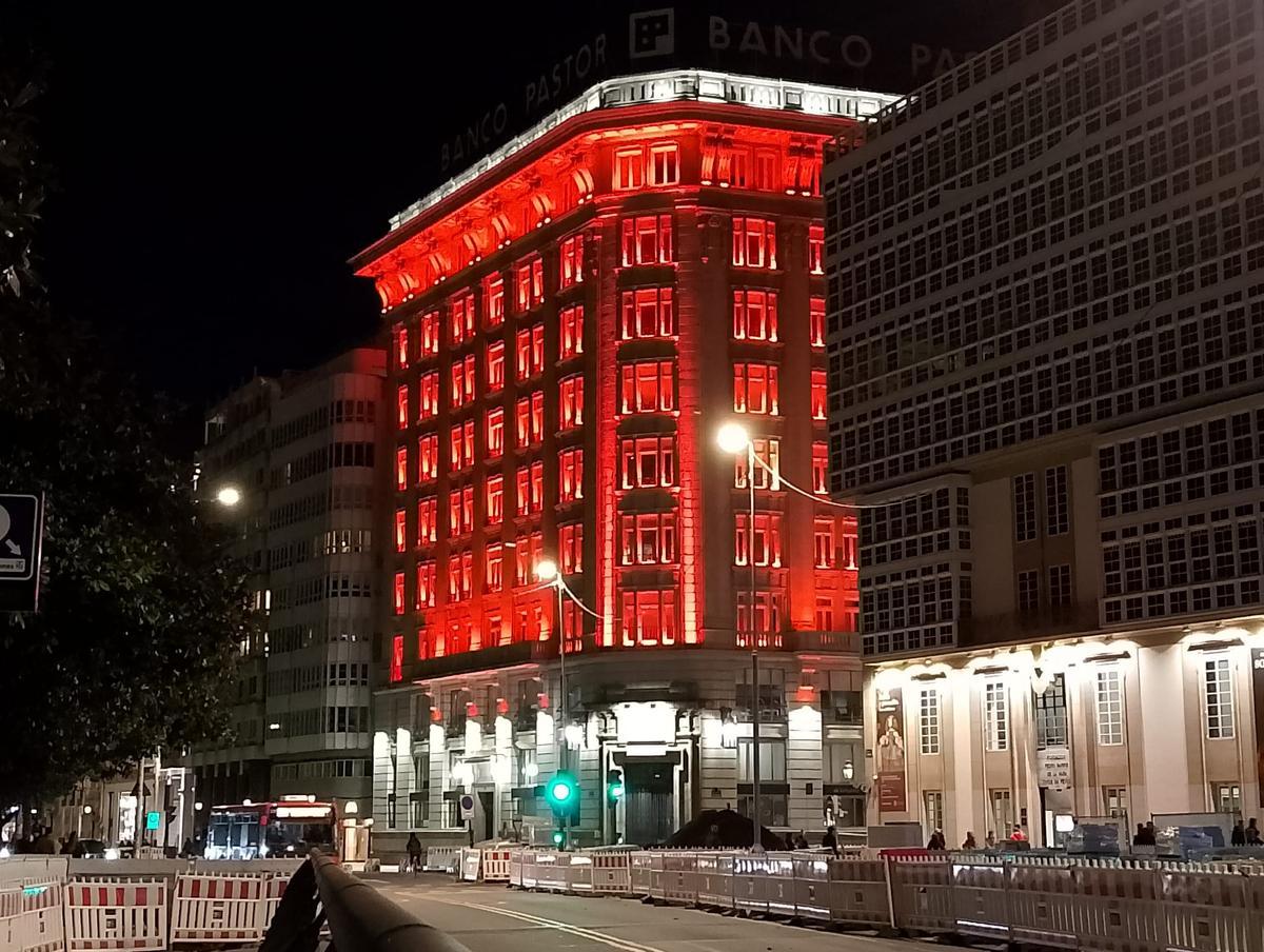 Edificio del Banco Pastor iluminado por su centenario